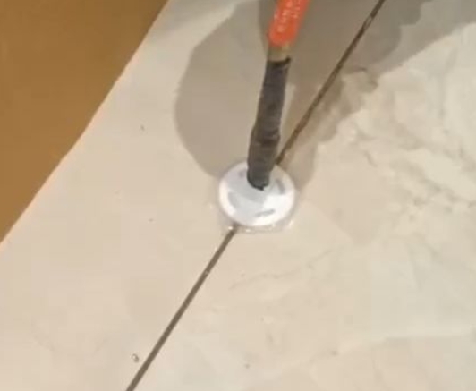 双流瓷砖空鼓维修公司专业解答瓷砖在铺贴过程中，如果没有涂抹均匀到位的粘结材料（如水泥砂浆或瓷砖胶），可能会导致以下问题