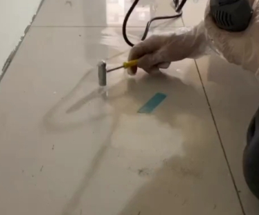 双流瓷砖开裂维修公司专业分享瓷砖在铺贴前如果没有沥干水分，将会导致以下问题